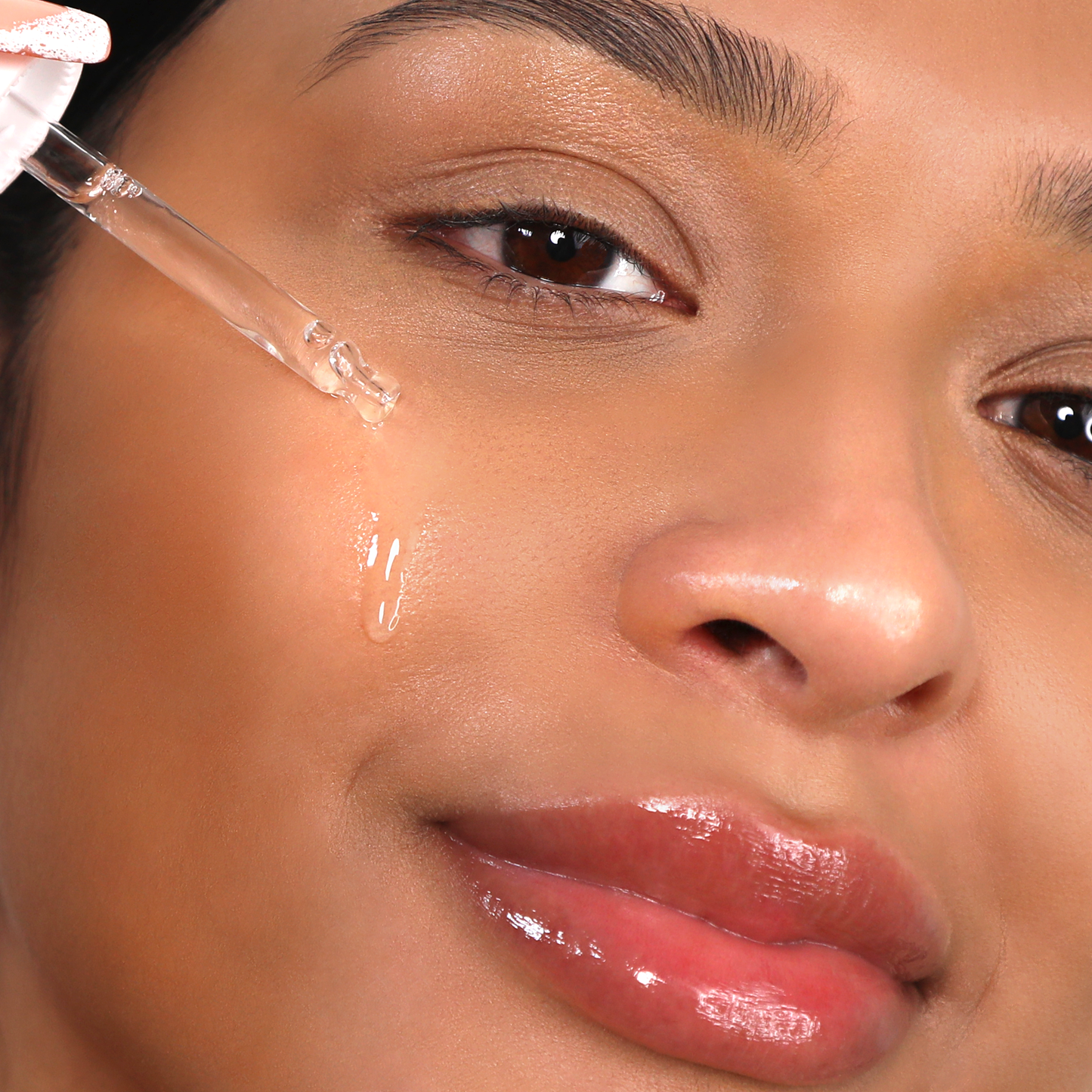 Siero Moira Cosmetics con 10% di niacinamide e 1,9% di acido salicilico per la regolazione del sebo